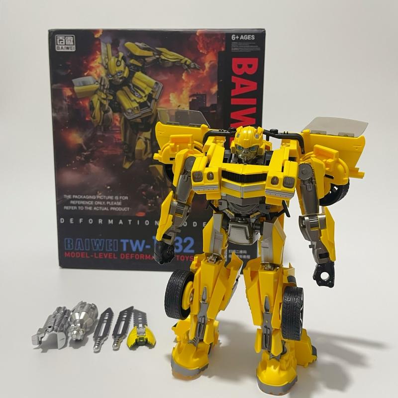 18CM TW-1024 Cool Transformation Toy Fire Truck Beautifully Painted Robot Car Model Anime Action Figure Boy TW-1032B BAIWEI SS61 Poseable Articulated