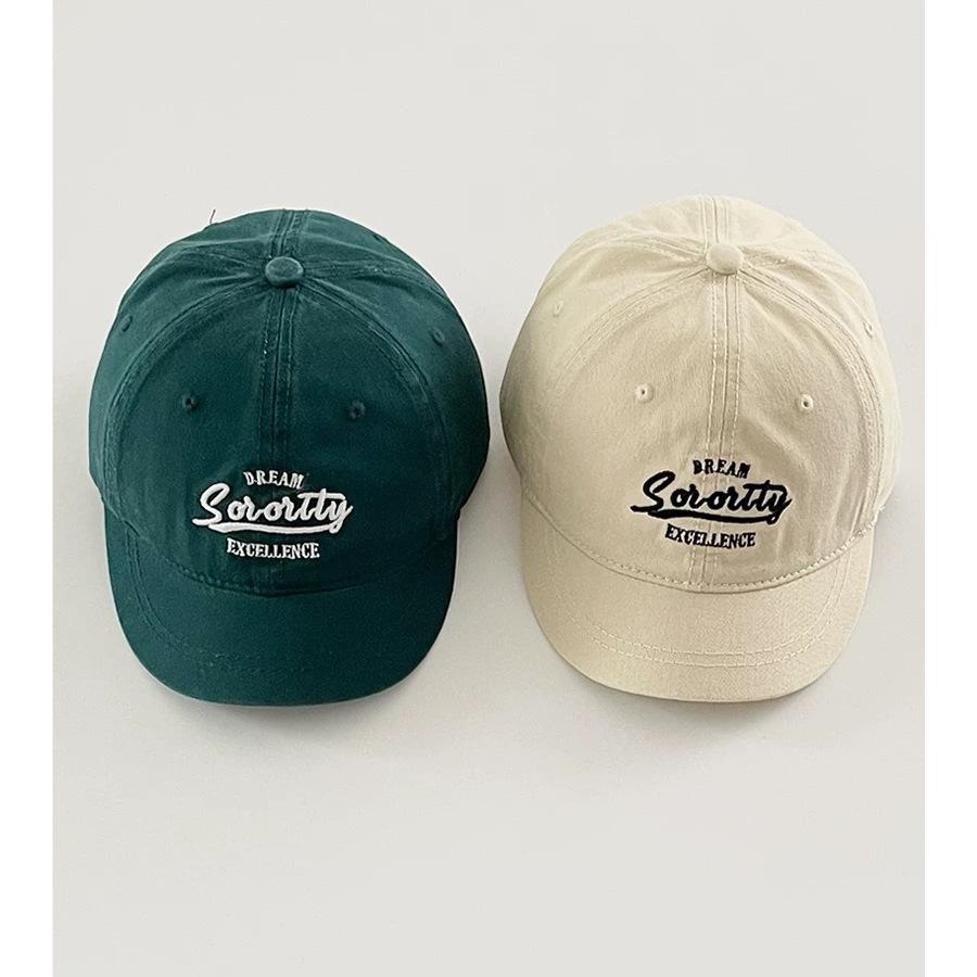 Kort bremmet myk topp brodert topphette kvinne liten langs amerikansk gate trendy merkepar solskjerming baseballcaps som viser lite ansikt