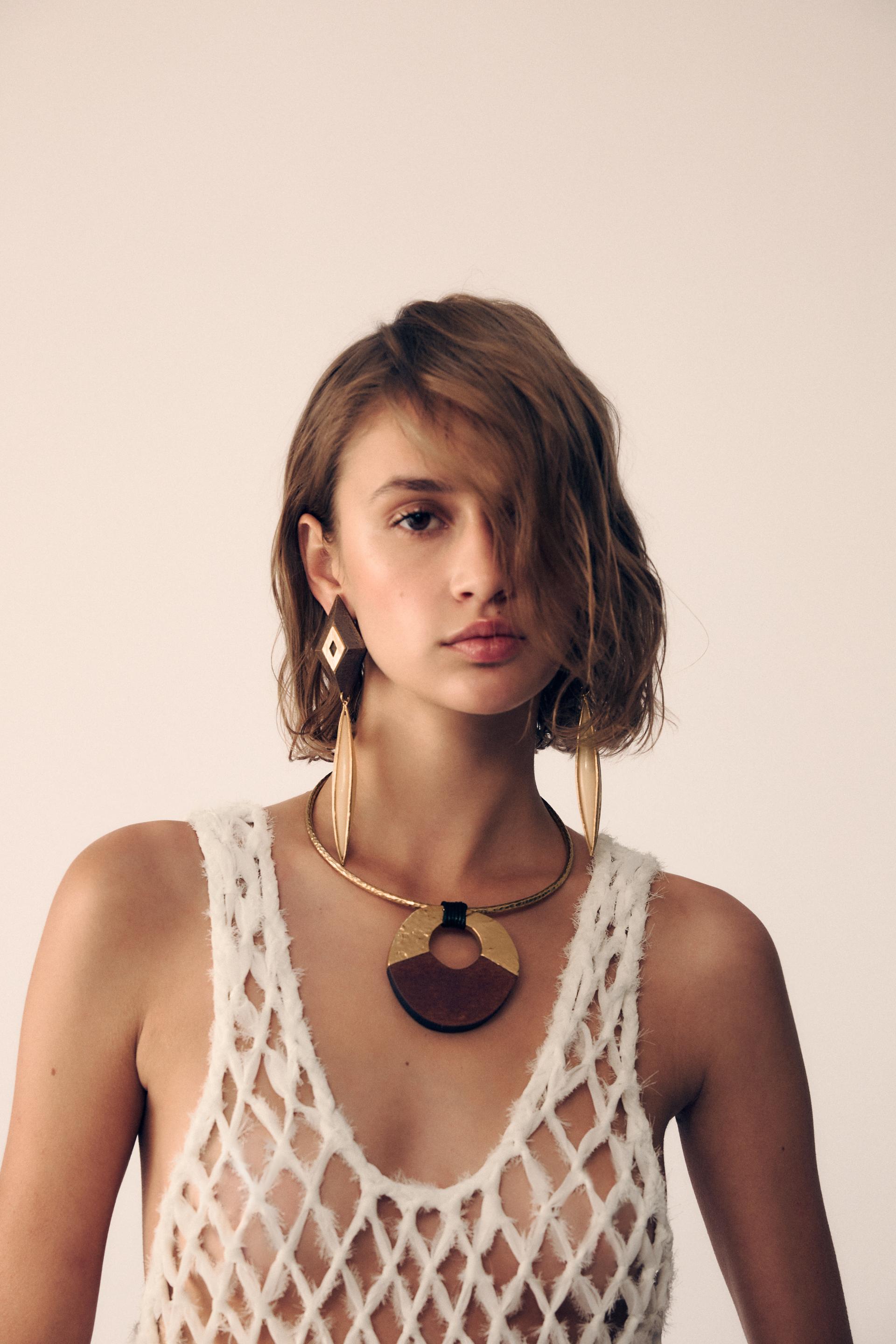 

CIRCULAR WOODEN NECKLACE