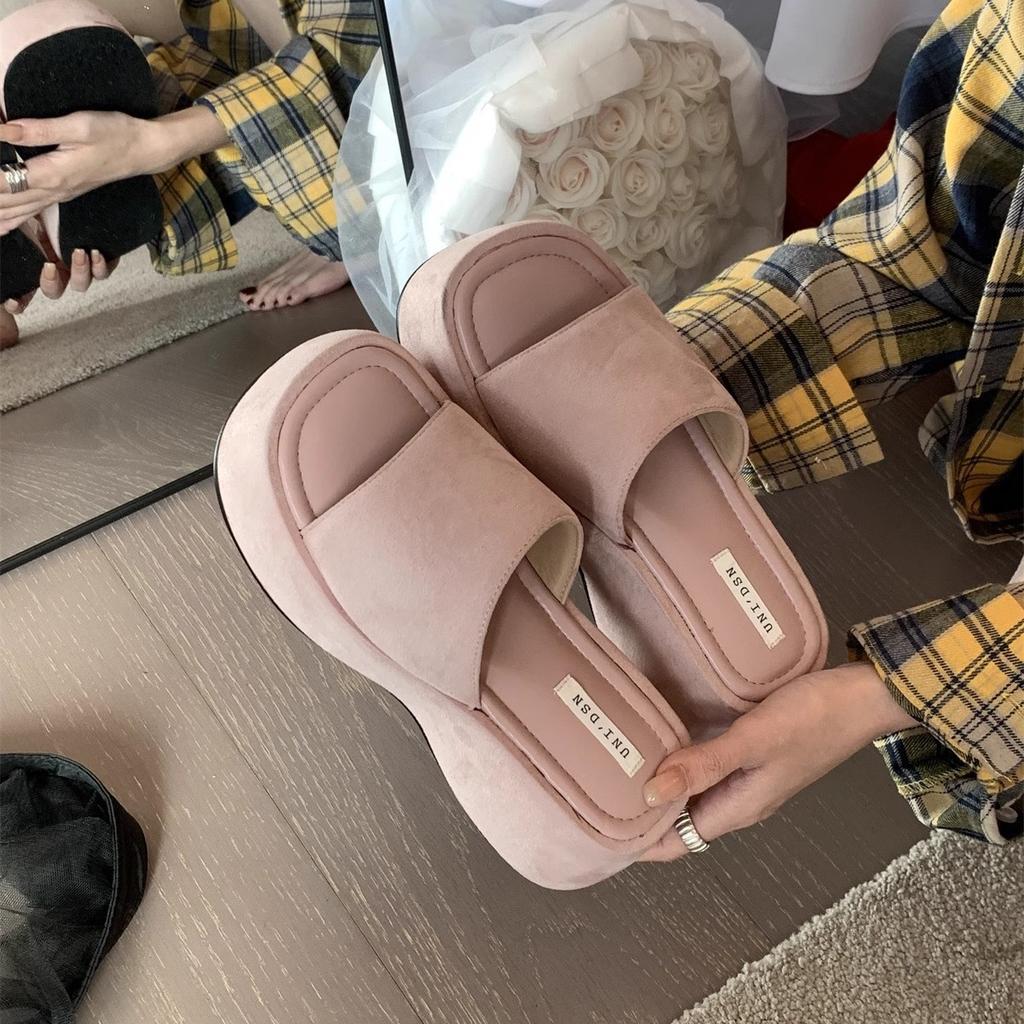 Thick-soled slippers for women's summer outer wear 2025 new high-end style with skirt height increase one-word drag muffin bottom cool slippers tide