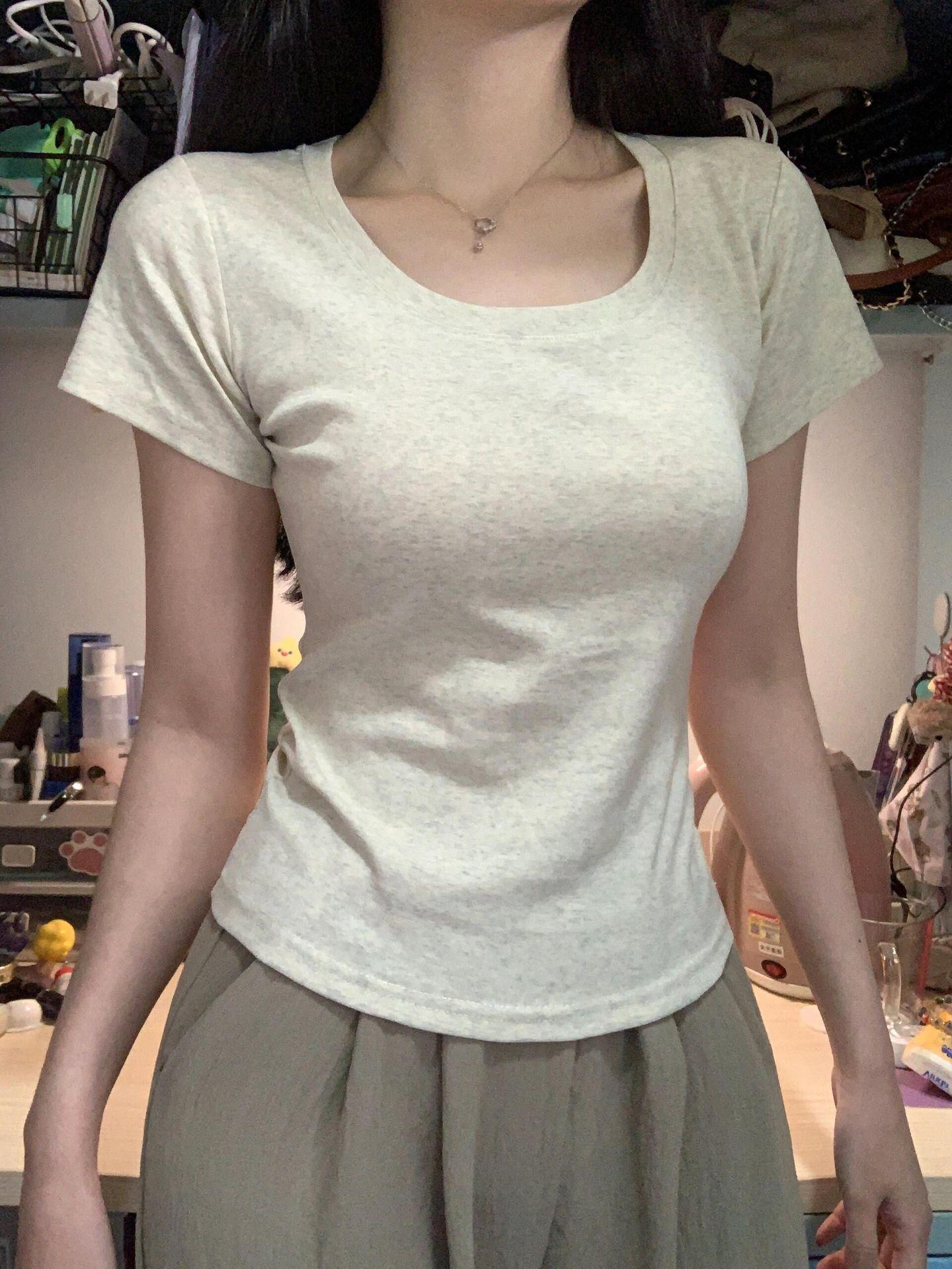 

Женская серая приталенная футболка с коротким рукавом и U-образным вырезом - Летний топ в корейском стиле Small серый/белый