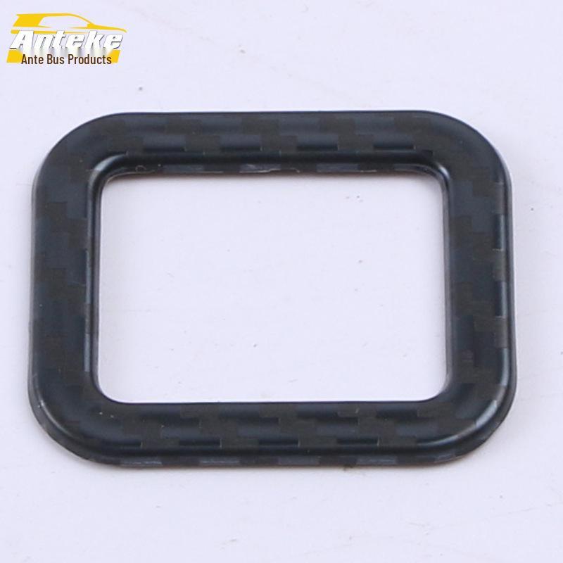 Dekorační samolepka na spínač kufru a tlačítko zadních dveří - Pasuje na 20 modelů