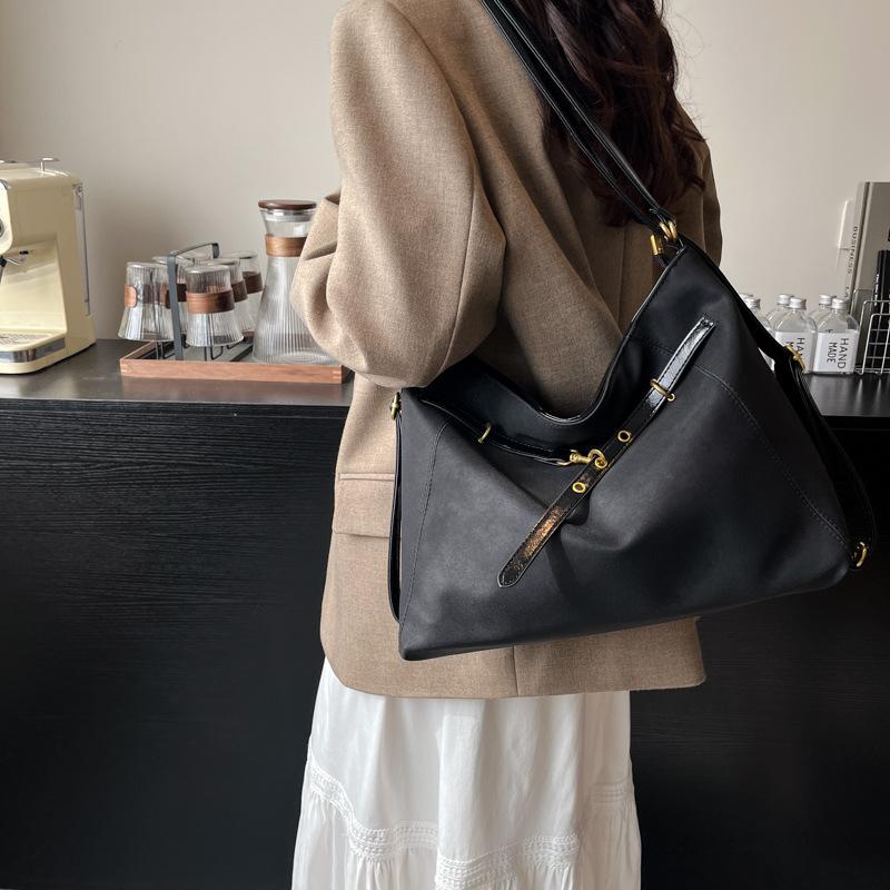 Shoulder Bag Women's Large-capacity New Fashion Casual Commuter Bag Versatile Messenger Bag