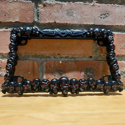 Skull-Themed Stylish Motorcycle License Plate Frame, American-Style Skull Motorcycle License Plate Holder, Vehicle Decoration.