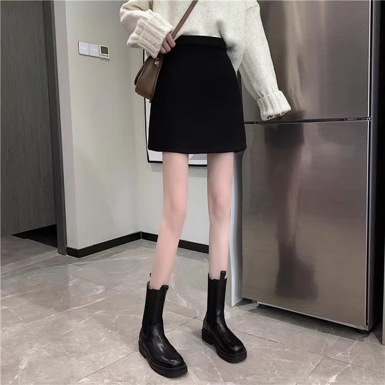 Plus Size High Waist Slimming Woolen A-Line Mini Skirt for Women - Autumn/Winter Korean Style, Versatile Petite Black Skirt.