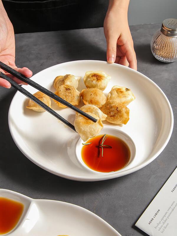 Kreativ dumplingtallrik i japansk stil med såsskål