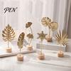 Moderne minimalistische Blattstatue Metallornamente, Goldene Palme, Ginkgofeder mit Holz Tischplatten-Kunstwerk-Sockel, Schreibtischskulptur für Wohnzimmer