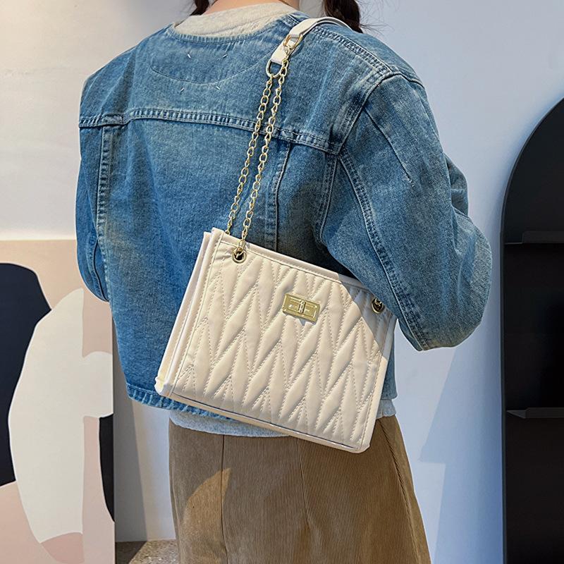 Rhombus Embroidery Thread Texture 2025 Autumn New Trend Fashion Large Capacity Simple Chain Shoulder Messenger Bag Women