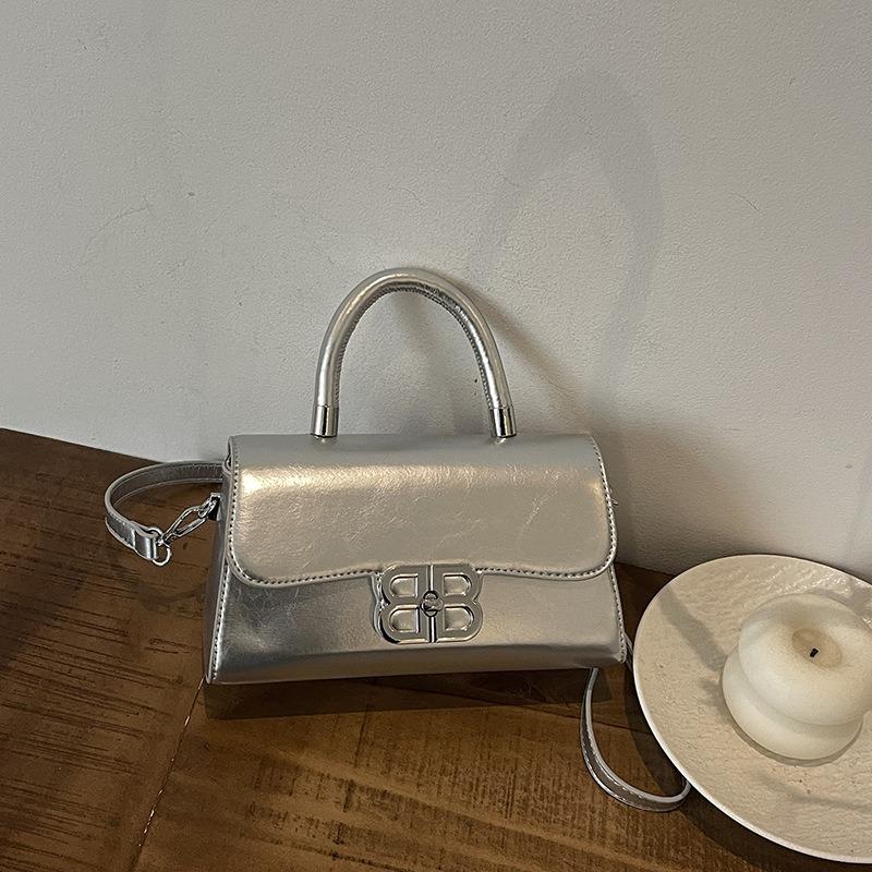 

Early spring new handbag fashion niche versatile light luxury letter retro shoulder messenger women s bag серебряный