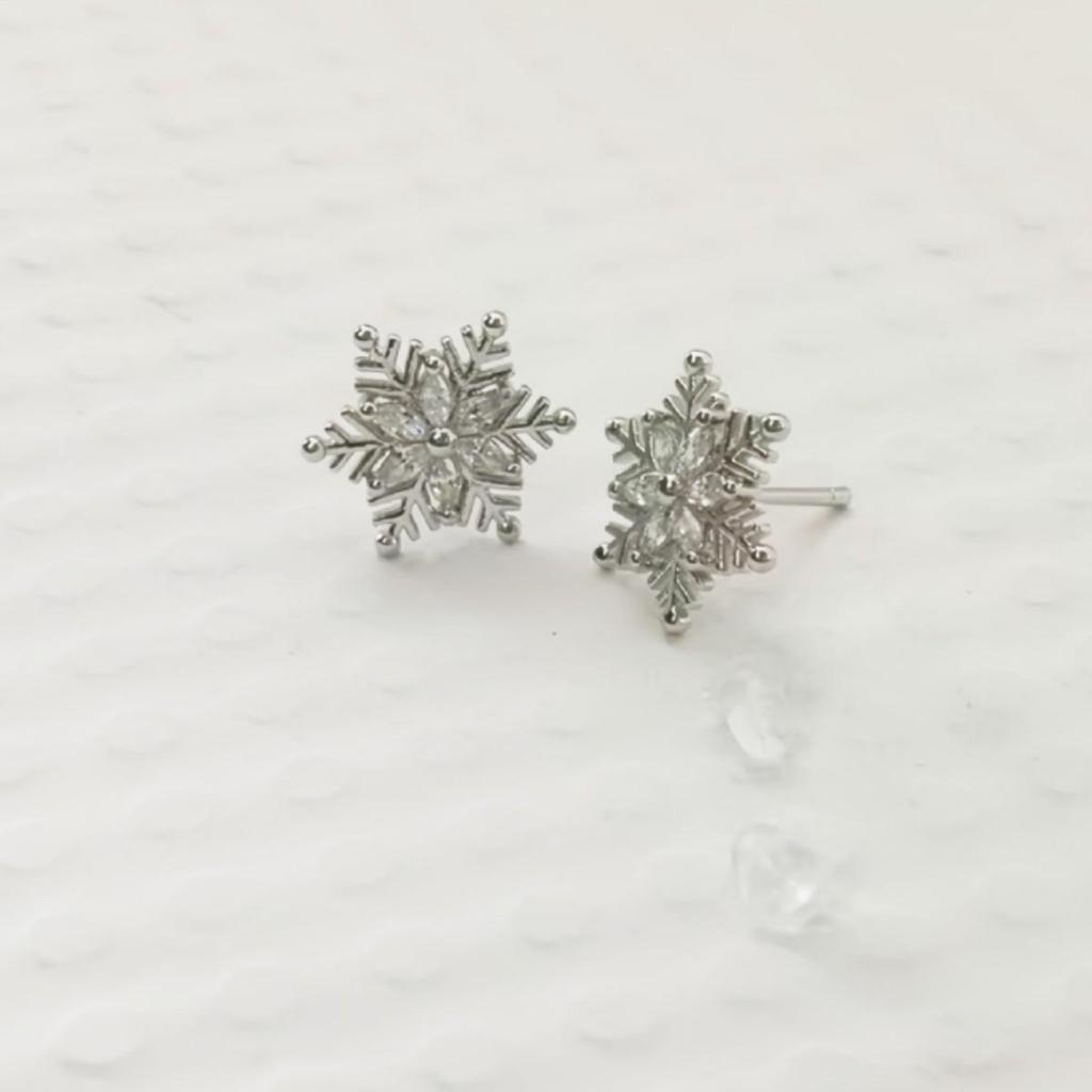 Ladylike Snowflake Stud Earrings – Elegant, Stone-Embellished Ice Flower Design for Women