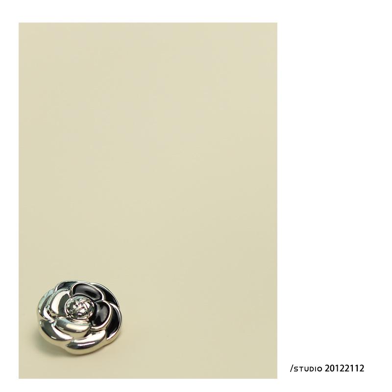 Guziki w stylu francuskim Estudio Camellia Metal do marynarek i futer