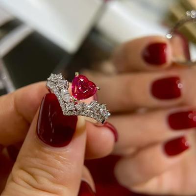 Vintage Königlicher Stil Herz Krone Offener Ring Hochkohlenstoff-Diamant Roter Korund Edelstein Doppelte V-Form Trendiger Damenschmuck