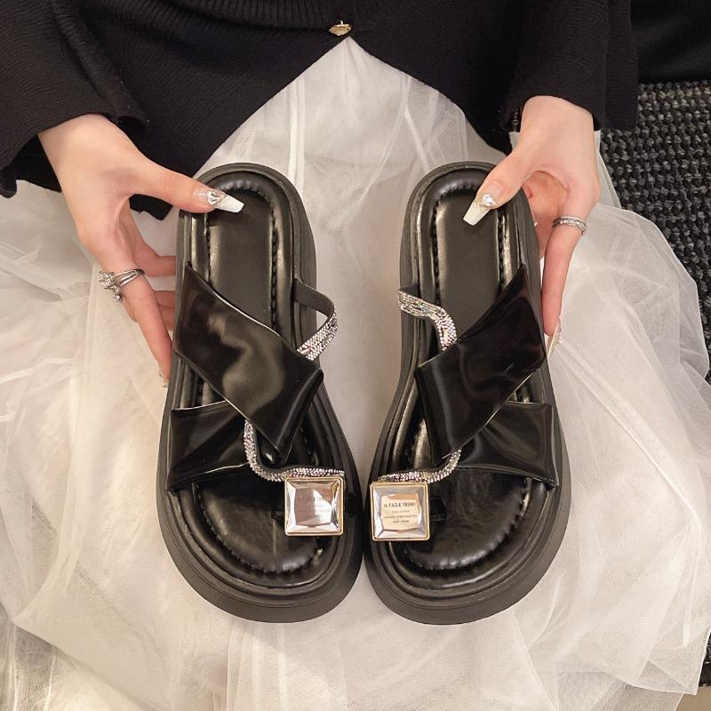 Niche set of toe slippers for women's summer outer wear thick-soled versatile non-slip skirt seaside vacation beach sandals