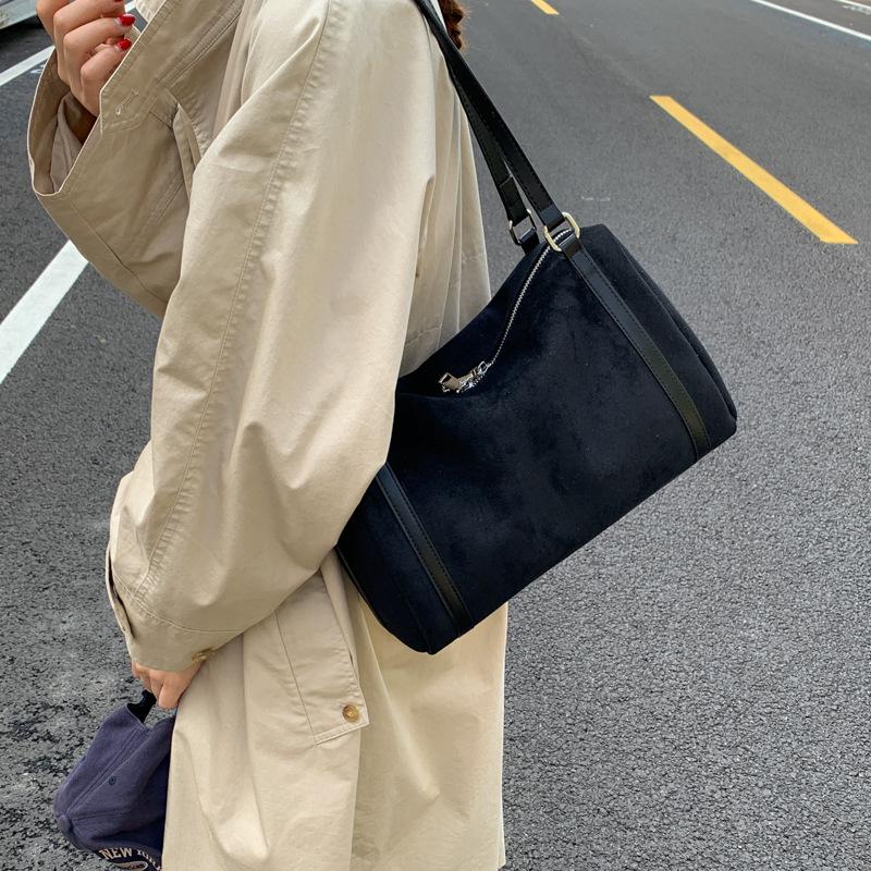 

Сумка большой вместимости 2025 новая трендовая ретро универсальная модная сумка через плечо с высоким чувством стиля замшевая сумка-мессенджер для通勤 чёрный