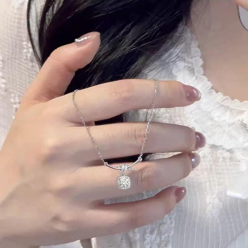 S925 Shimmering Zirconia Square Pendant Necklace: Stylish, Luxurious, and Comfortable for Everyday Wear
