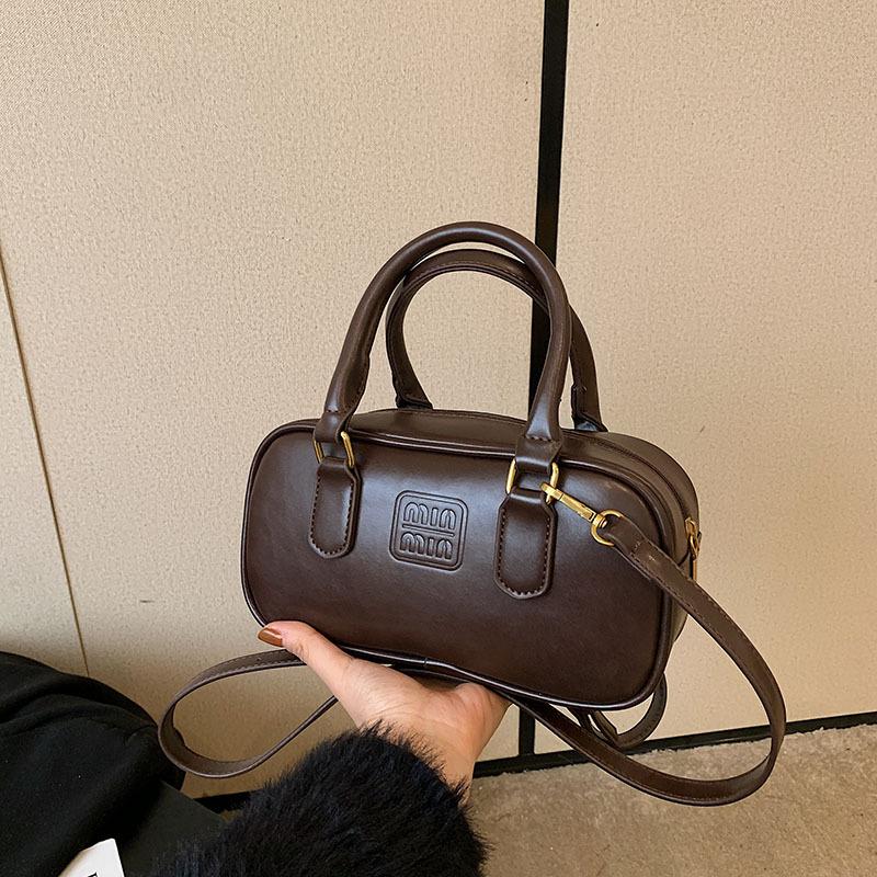 Premium sense retro small bag women 2025 new autumn and winter popular versatile messenger bag super fire portable bowling bag