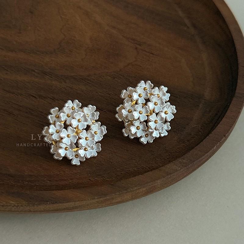 Three-dimensional Flower Stud Earrings Transparent Folds White Flower Flash Diamond Earrings New Chinese Hanfu Wedding Dress Gentle Fairy Earrings