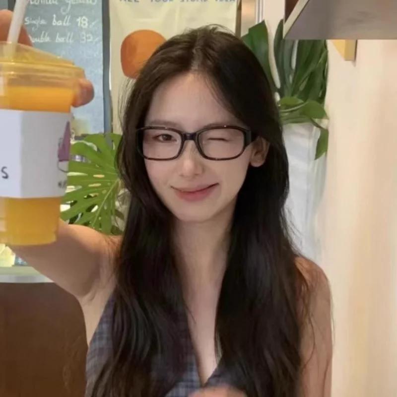 Women Retro Red Square Glasses Frame Glasses Optical Eyewear Decorative Computer Anti-Blue Eyeglasses With Seaside Driving