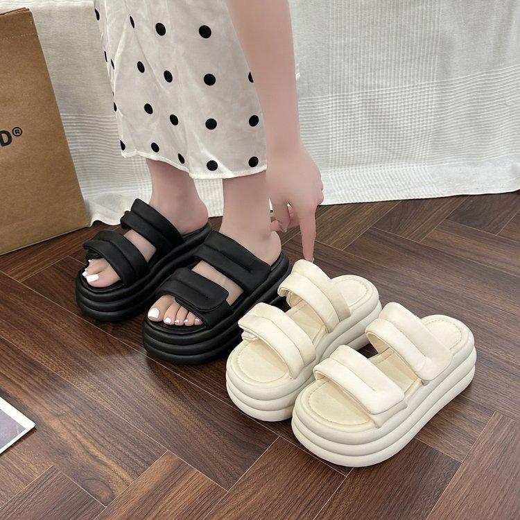 Nischen-Slipper Damen-Outdoor 2024 Sommer neu dicksohlige erhöhte Tritt-in-Scheiße bequeme vielseitige rutschfeste Ein-Wort-Slipper