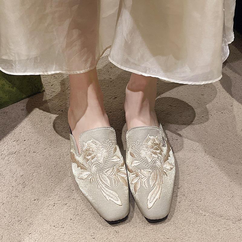 New Chinese-style Baguette Embroidery Flower Flip-flops, Flat-bottomed, Retro Half-trousers Women's Shoes