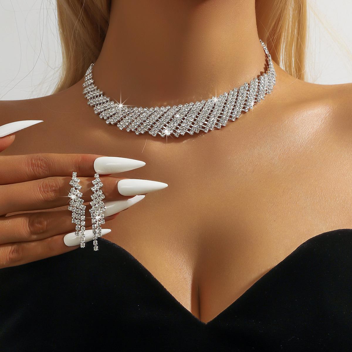 

Новый продукт Источник Коготь Цепочка Серия Стразы Преувеличенные Ожерелье Серьги Набор Ужин Ключица Цепочка Ожерелье Женщины