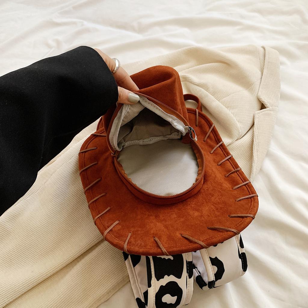 Nowy piękny plecak w kształcie kapelusza z poczuciem lekkości, dobrym wyglądem, modny, z regulowanym paskiem na ramię.