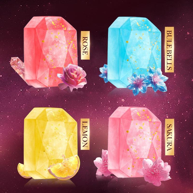 Le savon artisanal à l'huile essentielle Gold Foil Diamond nettoie la peau de la saleté et des impuretés et a un parfum longue durée. Convient à tous les types de peau