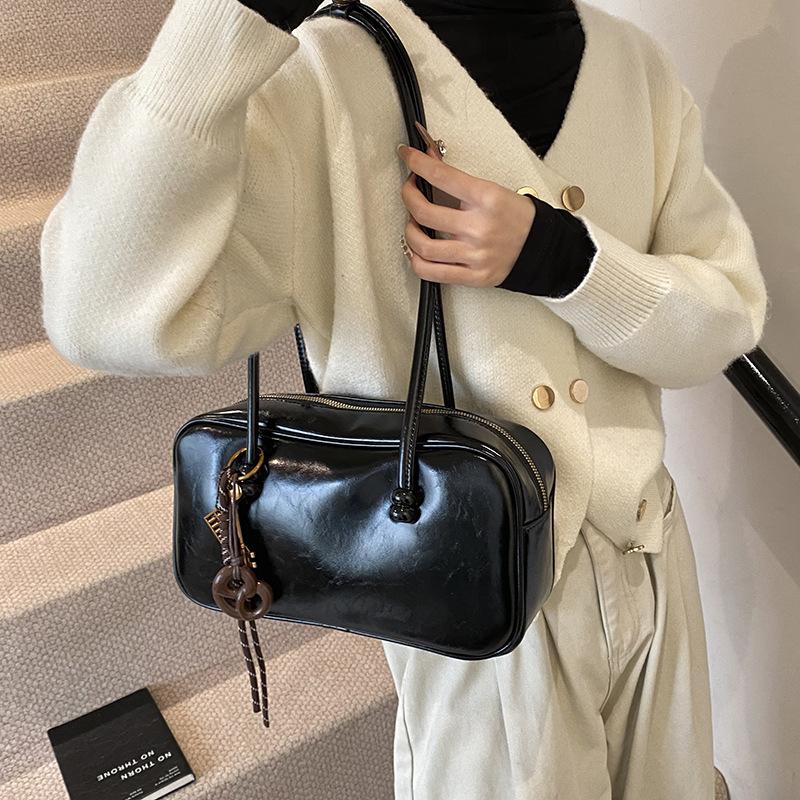 

Premium retro oil wax leather bag women s 2025 new autumn and winter commuting shoulder underarm bag handbag 30.5*9.5*16.5 чёрный