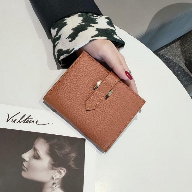 

2025 Кошельки женские из натуральной кожи Первый слой коровьей кожи Короткий кошелек Дизайнерский брендовый кошелек с застежкой H Кошелек-бифолд без логотипа коричневый