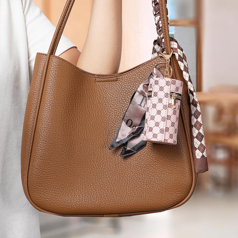 Luxury Coin Purse Pendant: Mini Keychain Bag for Earphones and Lipsticks In Retro Red.