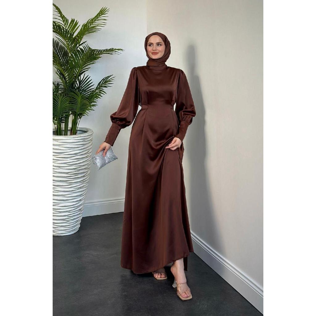 Emora Gürtelkleid aus Satin Schwarz