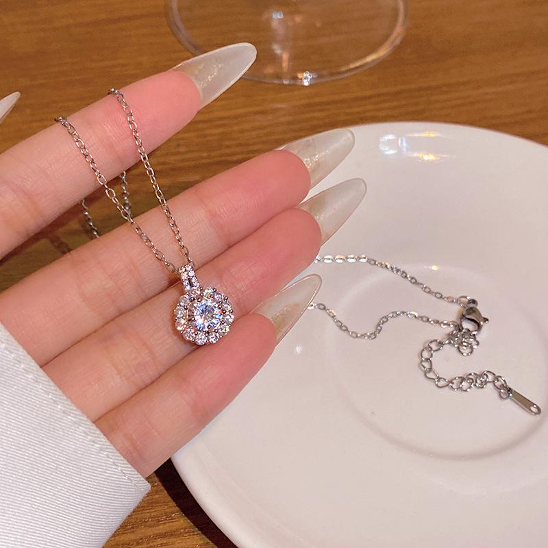 High-end Super Flash Zircon Titanium Steel Necklace Women's Versatile Niche Temperament Silver Collarbone Chain Internet Celebrity New Accessories