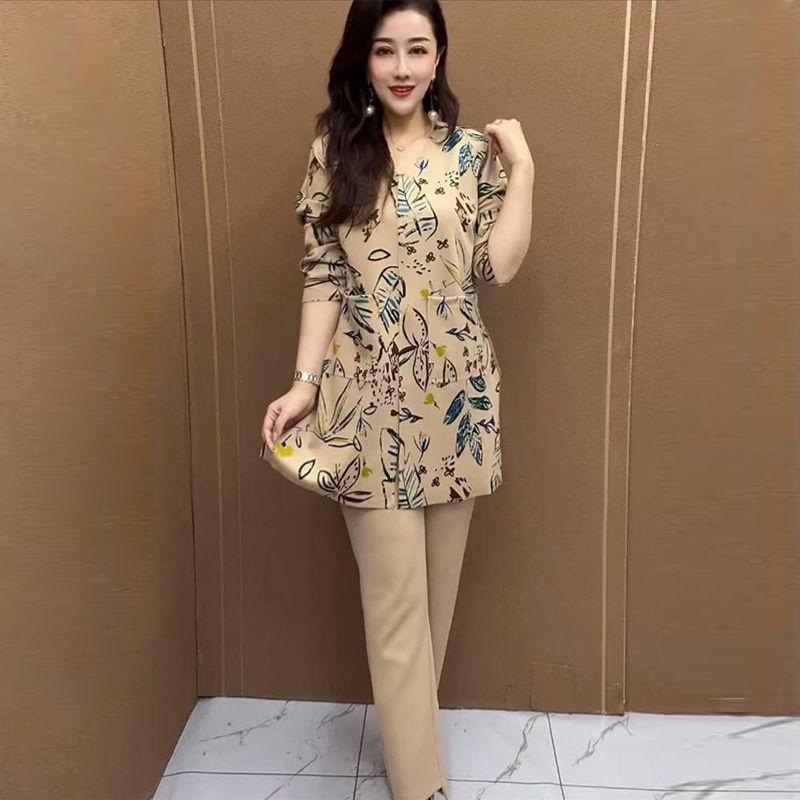 

Spring V-Neck Printed Mom Two-Piece Set: Age-Reducing Casual Mid-Length Top with Stylish Pants 2XL (130-145 jin)