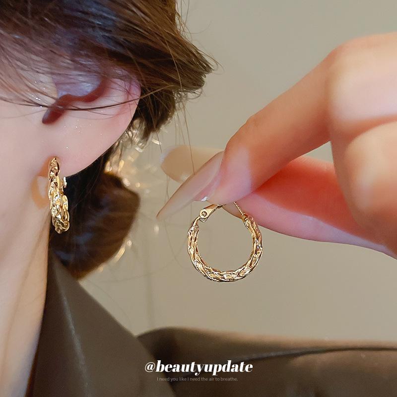 Silver Needle Twist Metal Earrings: Cold Style, Versatile, Fashionable, High-End Light Luxury.