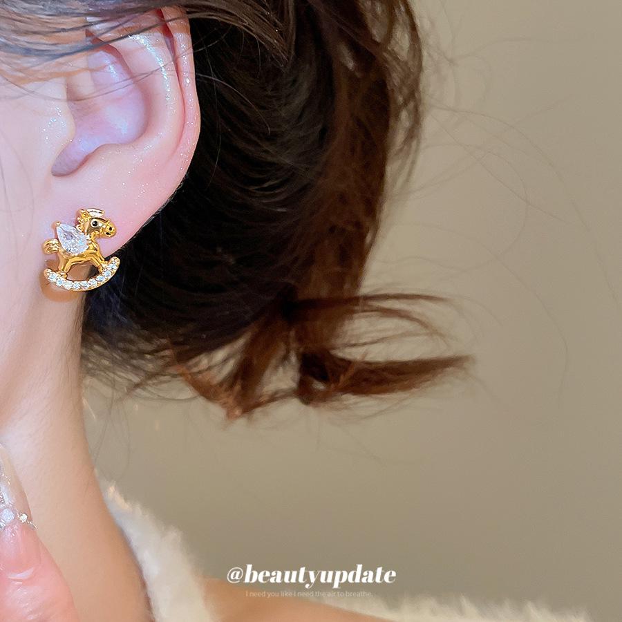 24k Gold-Plated Sterling Silver Little Horse Stud Earrings with Zircon – Retro, Luxurious, High-End Ear Jewelry for Women.