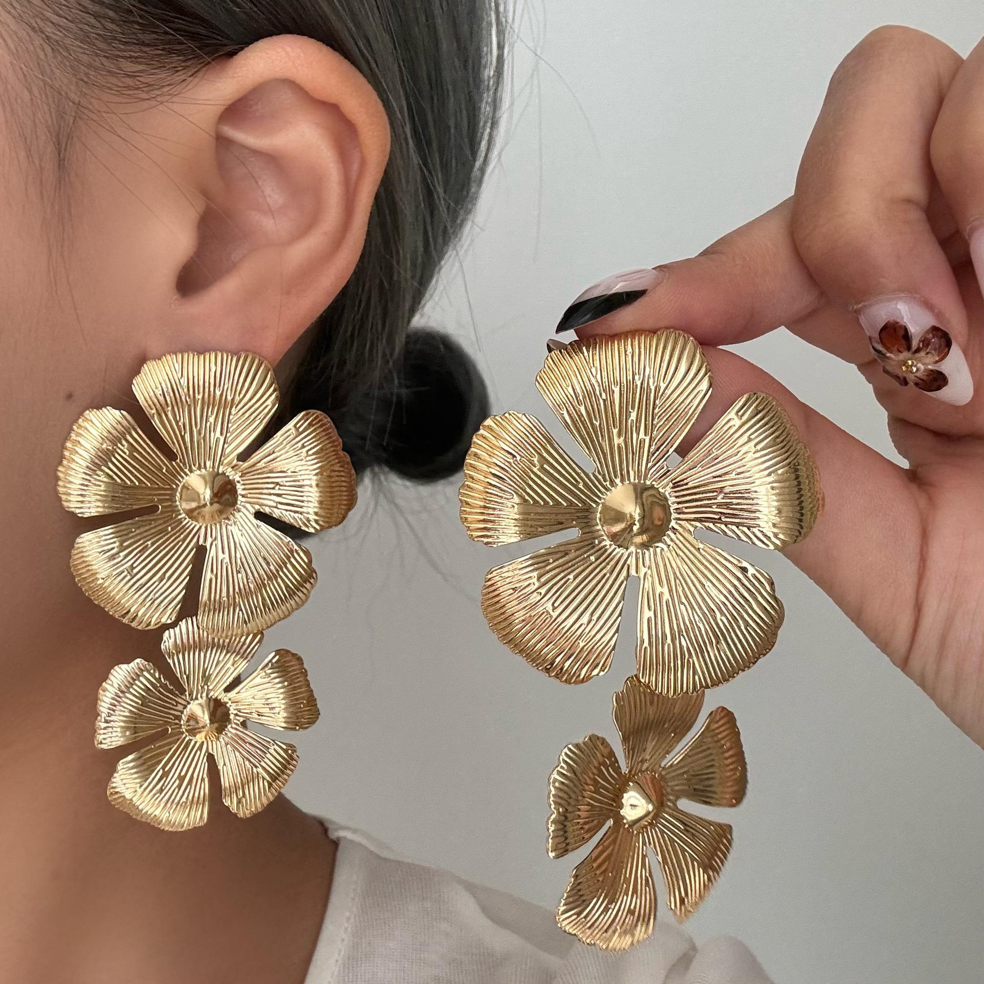 Элегантные двухслойные серьги-подвески с цветами: Стильные ювелирные изделия из матового металла для свежего, модного образа