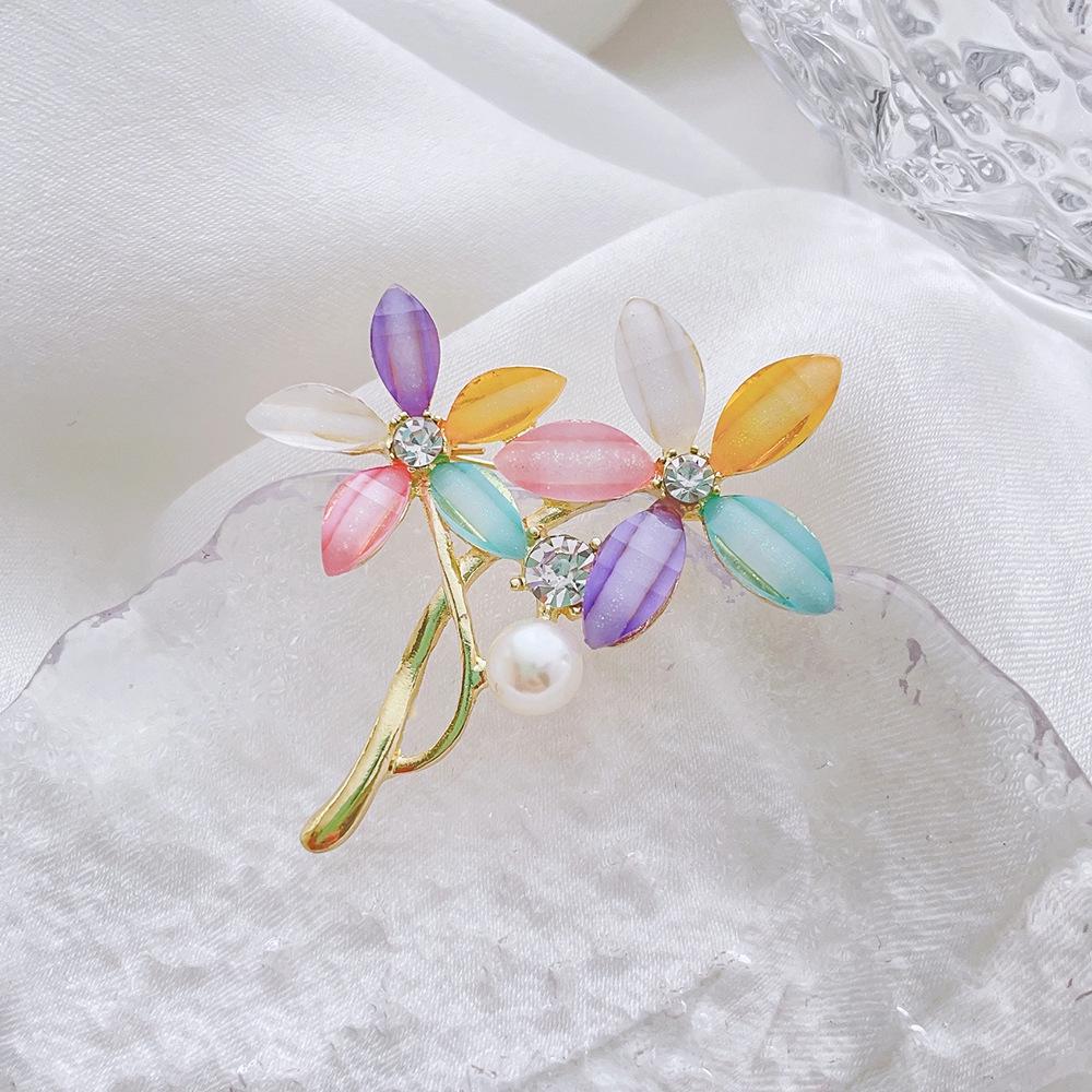 

Елегантна жіноча брошка-шпилька проти оголення