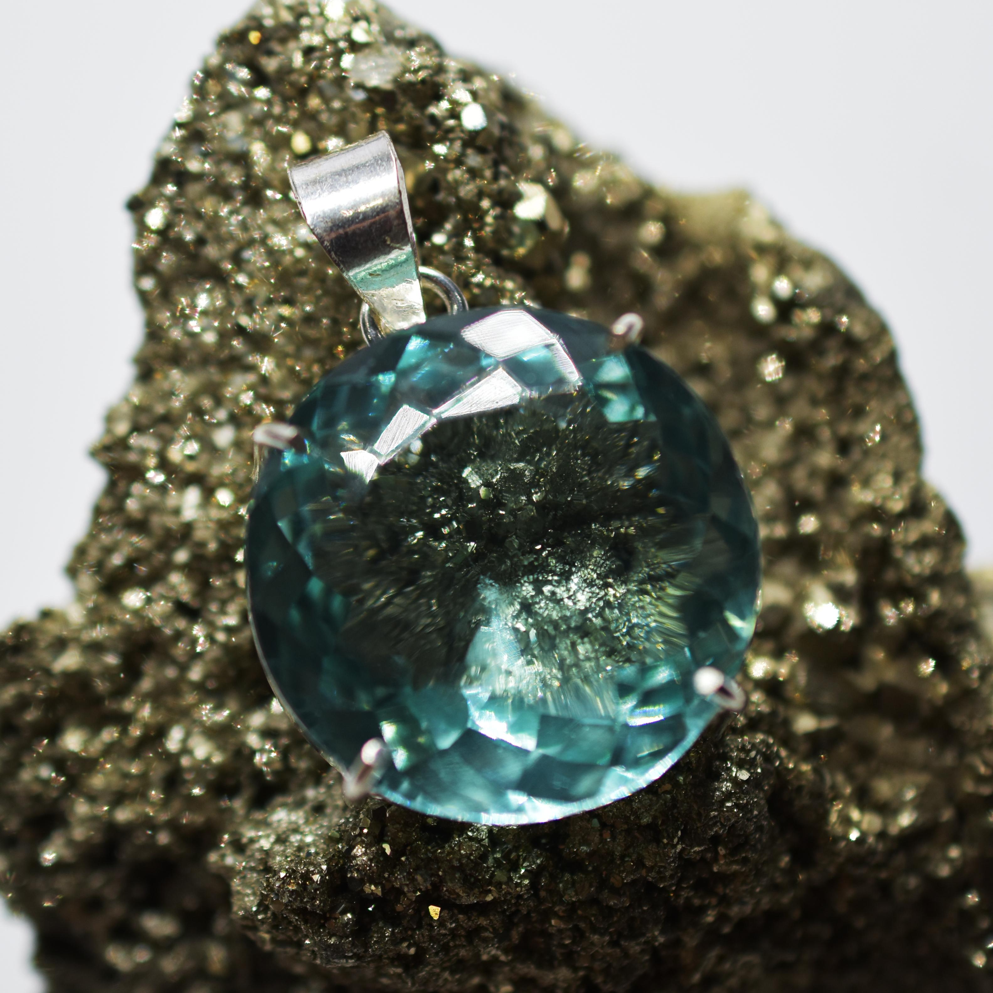 

Натуральний Блакитний Топаз Кулон Круглий Срібло 925 проби 86.95 Каратів Дорогоцінний камінь СЕРТИФІКОВАНИЙ MY-336-k 41.8 mm approx синій