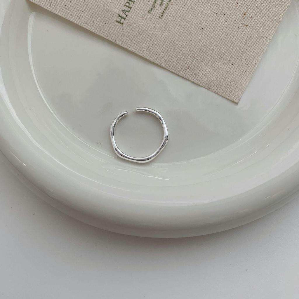 Anillo Minimalista Geométrico Mate Esmerilado con Banda Abierta para Mujer