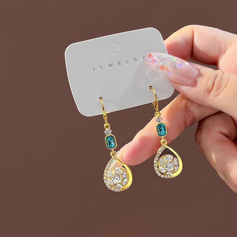 "Pendientes de Aguja Plateada: "Mariposa Retro y Estrella Azul"