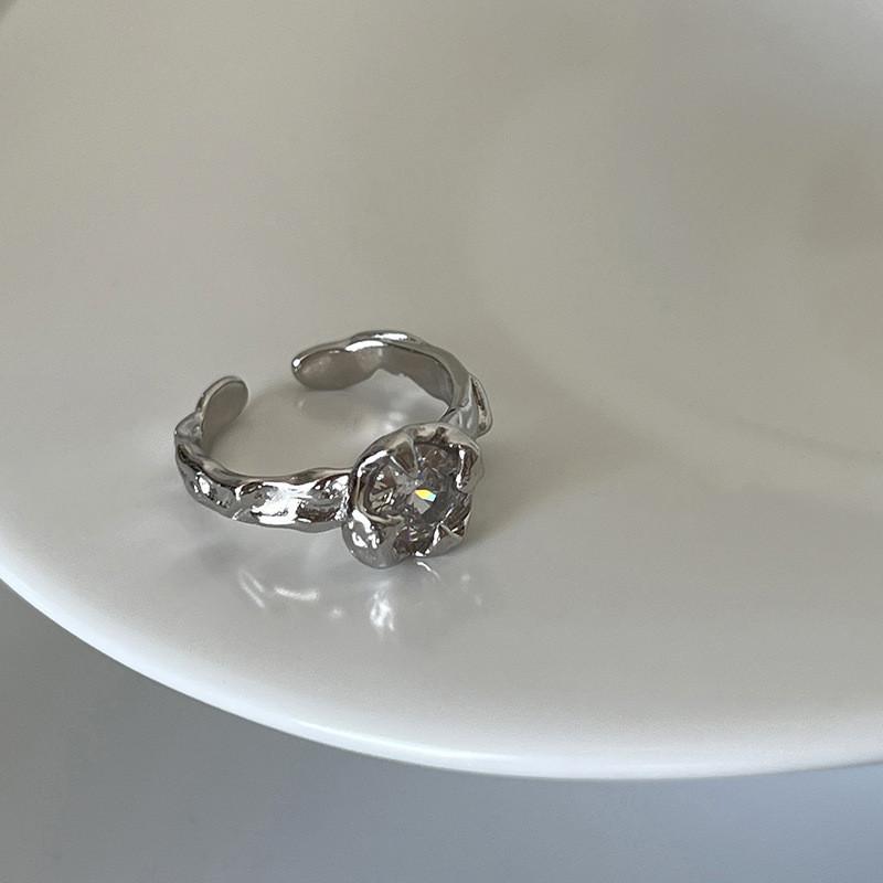 

Beautifully Crafted Geometric Copper Ring With Irregular Zircon Design For Fashionistas Women J3141