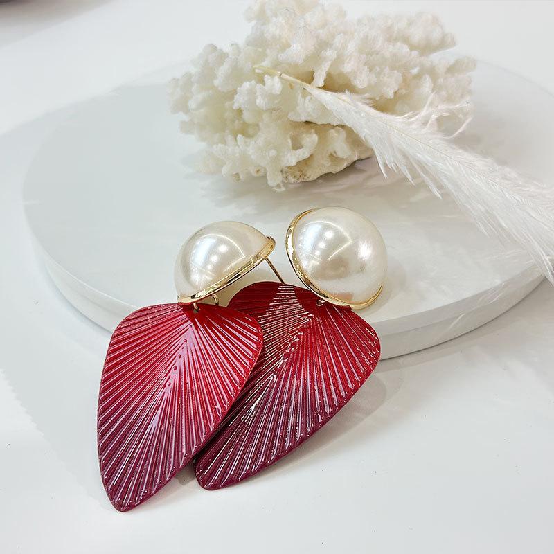 European and American fashion gradual change leaf pearl earrings fashion trend versatile temperament stud earrings