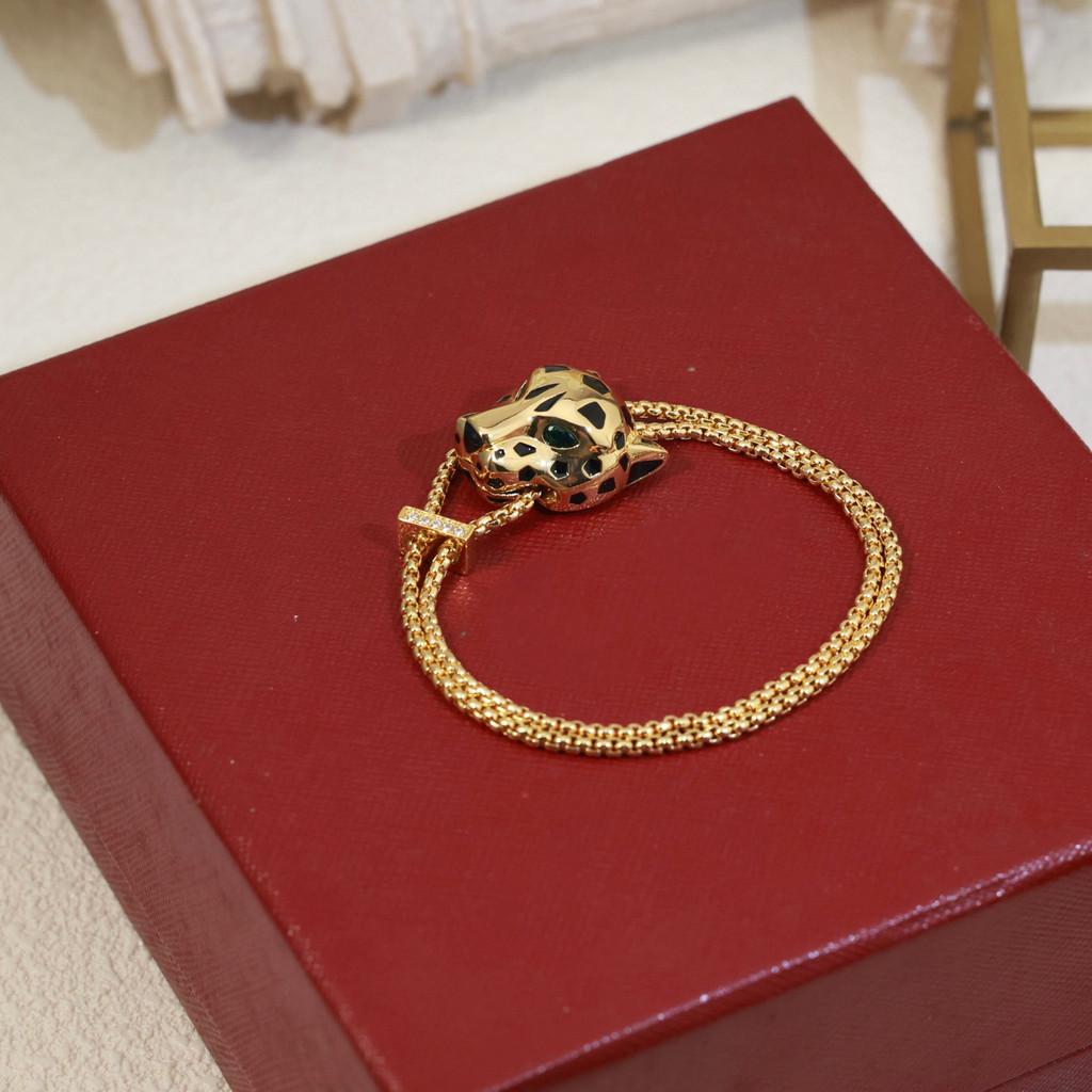 Náramok s leopardím vzorom zo subzlatého materiálu, galvanicky pokovovaný 18k zlatom a doplnený šperkami s leopardími očami v smaragdovej farbe