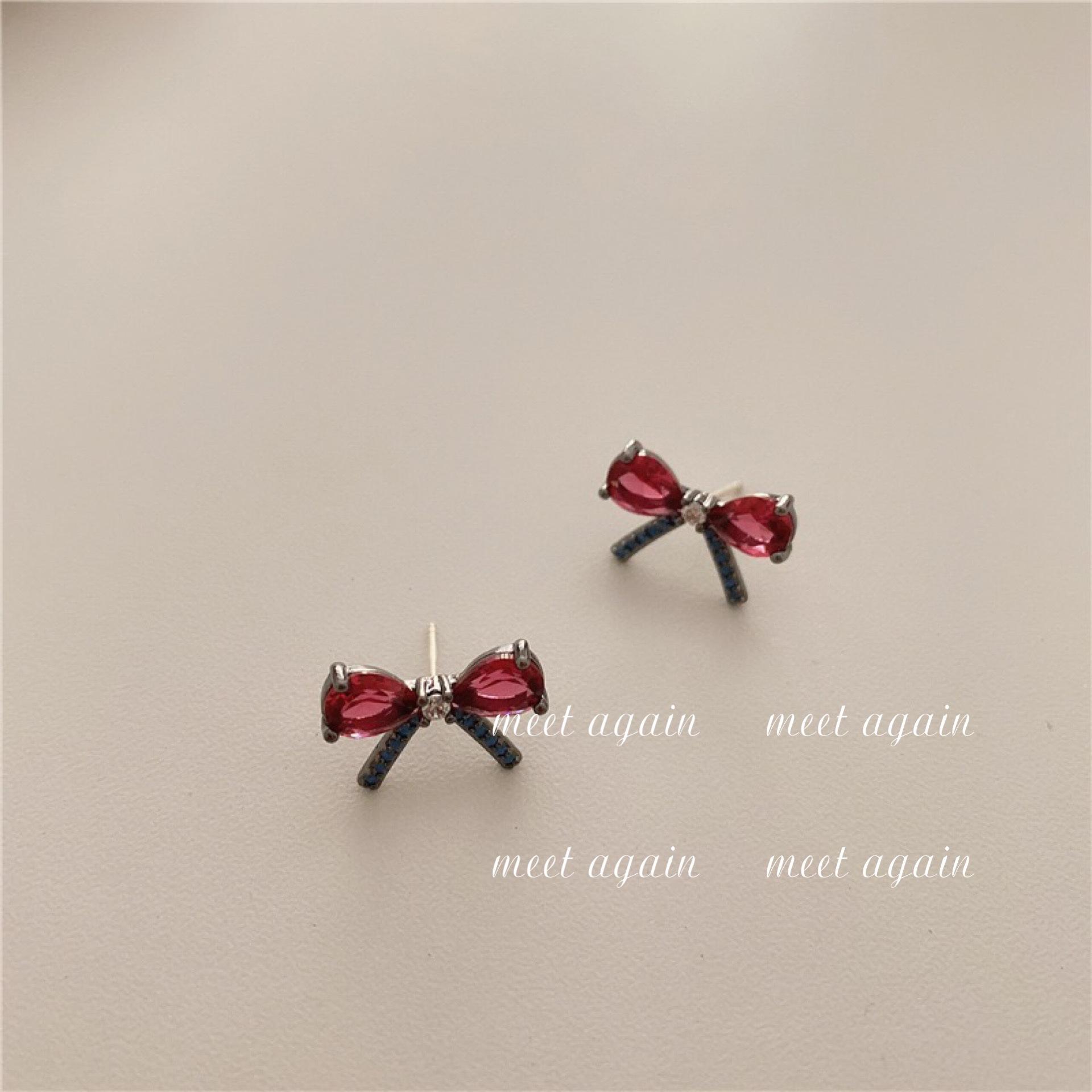 

Meet again red zircon micro-inlaid bow stud earrings, simple, small and sweet earrings