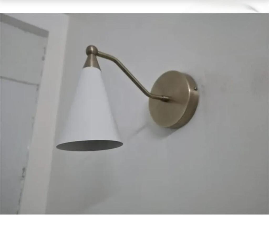 Ζεύγος Χειροποίητων Απλίκα Τοίχου : Λάμπες από Ακατέργαστο Ορείχαλκο & Λευκό Κώνο