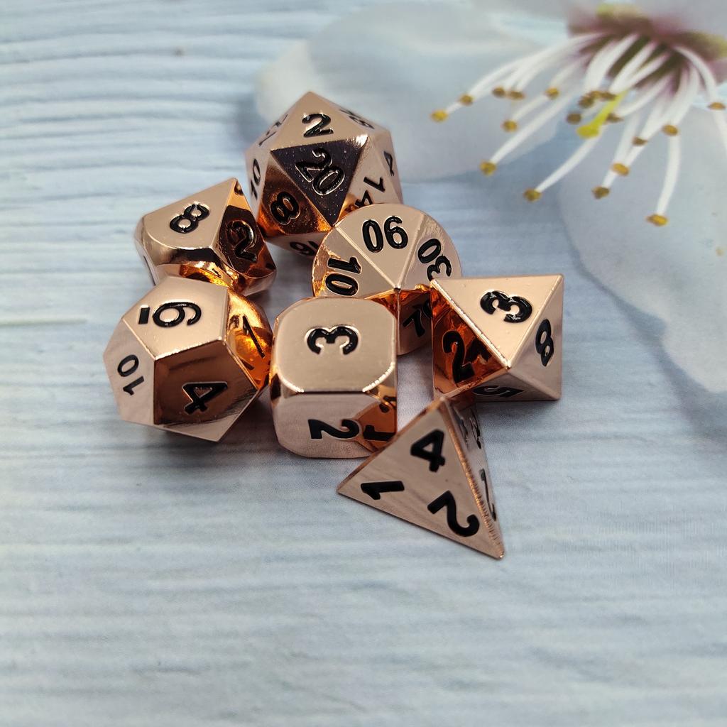 Metall Polyedriska Tärningar Glänsande Svart Kropp och Mörkgröna Siffror Zinklegeringstärningar med Metallfodral