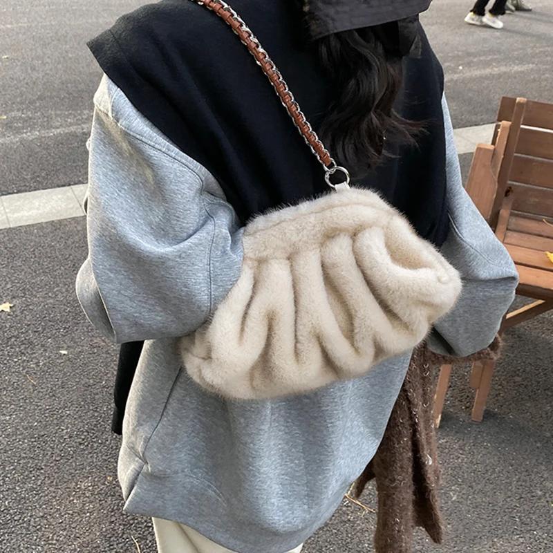 Women Faux Fur Shoulder Bag Winter Warm Soft Plush Hobo Bag Large Capacity Purse Fluffy Dumpling Pouch Underarm Chain Bag