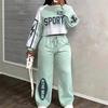 Amerikaanse retro, lettersportpak voor dames, schouderpijpen, korte trui + wijde sweatpants, casual tweedelig pak.