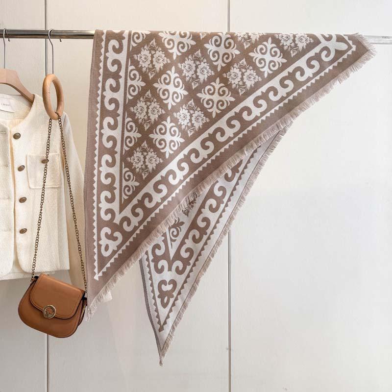 Spot autumn and winter roll grass triangle towel European and American retro skin-friendly boutique jacquard cashew flower imitation cashmere shawl