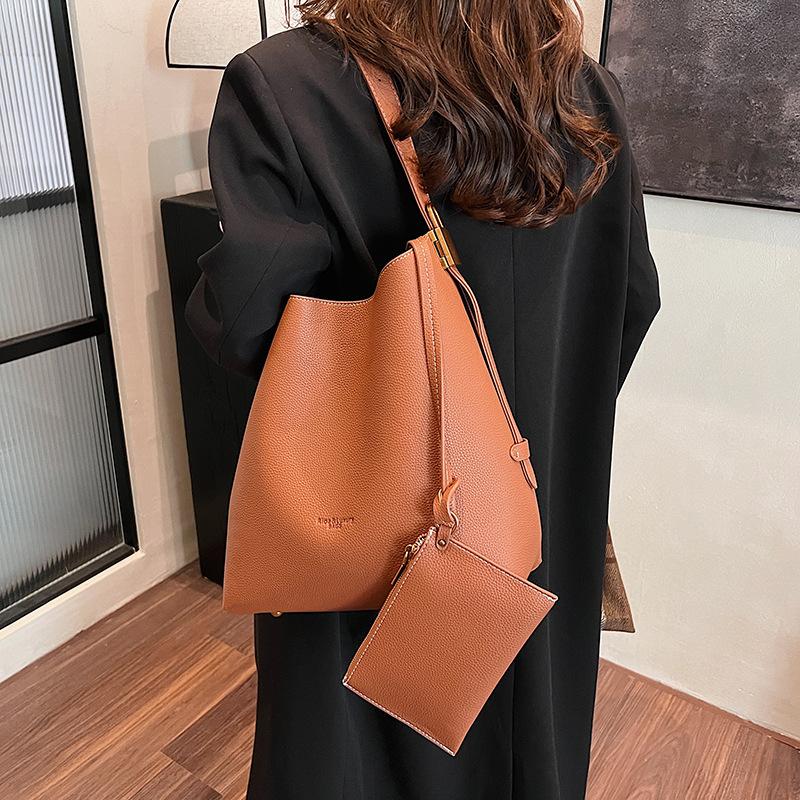 Retro large-capacity tote bag women's 2025 new textured bucket bag to work commuter bag shoulder messenger bag